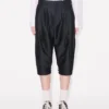 Pantaloni cropped sartoriali a pieghe in lana vergine e seta Pantaloni cropped sartoriali a pieghe in lana vergine e seta