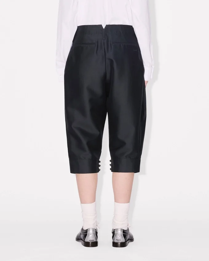 Pantaloni cropped sartoriali a pieghe in lana vergine e seta Pantaloni cropped sartoriali a pieghe in lana vergine e seta