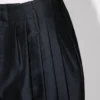 Pantaloni cropped sartoriali a pieghe in lana vergine e seta Pantaloni cropped sartoriali a pieghe in lana vergine e seta