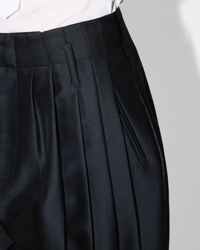 Pantaloni cropped sartoriali a pieghe in lana vergine e seta Pantaloni cropped sartoriali a pieghe in lana vergine e seta
