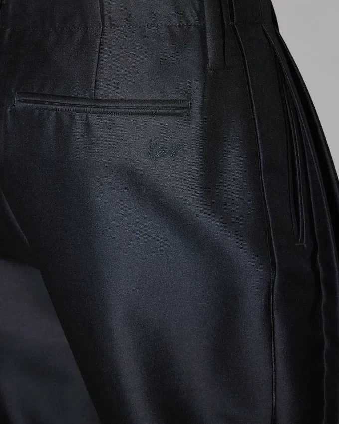 Pantaloni cropped sartoriali a pieghe in lana vergine e seta Pantaloni cropped sartoriali a pieghe in lana vergine e seta