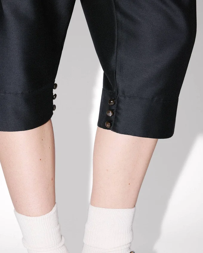 Pantaloni cropped sartoriali a pieghe in lana vergine e seta Pantaloni cropped sartoriali a pieghe in lana vergine e seta