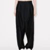 Pantaloni sartoriali a pieghe in lana vergine e seta Pantaloni sartoriali a pieghe in lana vergine e seta